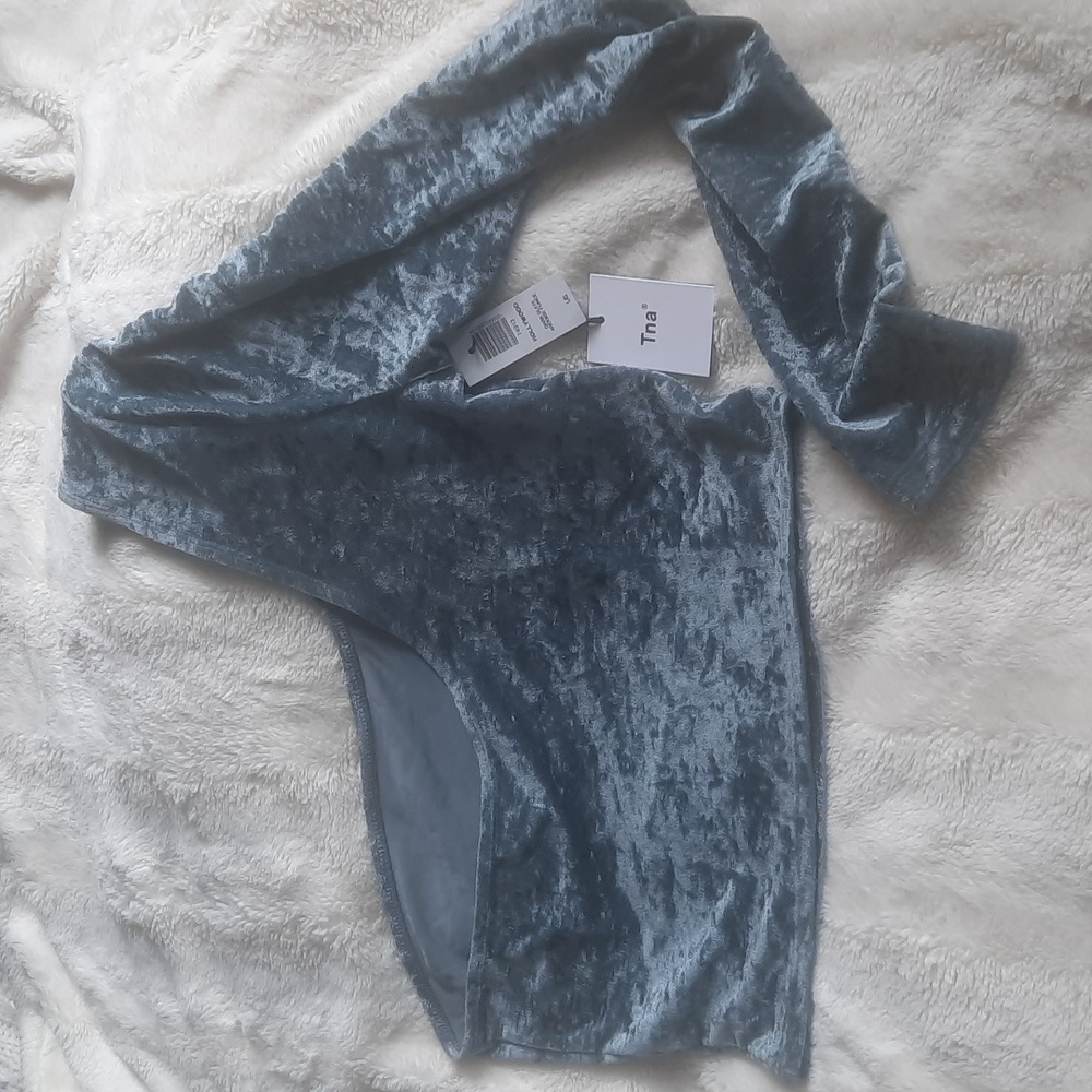 NWT Aritzia TNA Hollywood Dark Slate 1-Shoulder crushedVelvet long sleeve Crop L - Picture 2 of 8